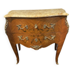 Petite commode toutes faces galbes  dcor marquet et bronze style louis