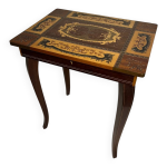 Petite table ancienne marquet�e italienne avec bo�te � musique suisse