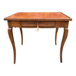Petite table bureau dite à plateau « cabaret » en noyer d époque louis xv Petite table bureau dite à plateau « cabaret » en noyer d époque louis xv