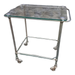 Petite table roulante en verre et métal doré Petite table roulante en verre et métal doré
