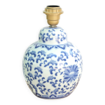 Pied de lampe en porcelaine chinoise blanche, décor floral bleu Pied de lampe en porcelaine chinoise blanche, décor floral bleu