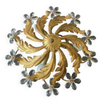 Plafonnier florentin italien en métal doré à décor de fleurs en verre et feuillage Plafonnier florentin italien en métal doré à décor de fleurs en verre et feuillage