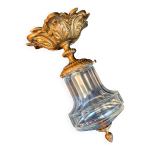 Plafonnier rocco en cristal et bronze doré. Plafonnier rocco en cristal et bronze doré.