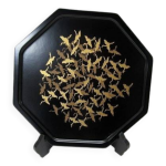 Plat octogonal en bois laqu  motifs de grues par nishimura hikobei ix showa xxe s.