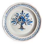 Plat rond, cul noir en terre cuite maille