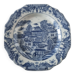 Plat de service rectangulaire juwc 1897 en porcelaine tendre, orné d'un mot Plat de service rectangulaire juwc 1897 en porcelaine tendre, orné d'un mot