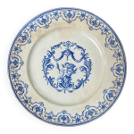 Plat sur pied en terre de fer décor bleu moustiers Plat sur pied en terre de fer décor bleu moustiers