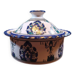 Plat tajine en céramique blanc et bleu à motifs orientaux Plat tajine en céramique blanc et bleu à motifs orientaux