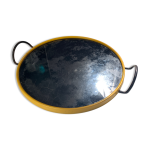 Plateau années 50 en verre eglomisé noir et tour en plastique jaune. Plateau années 50 en verre eglomisé noir et tour en plastique jaune.