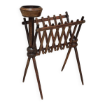 Porte revue / plante pieds compas