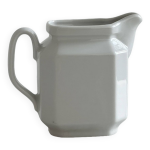 Pot � lait en porcelaine.