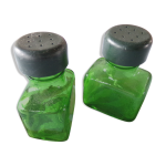 Pots en verre vert sel / poivre sur socle métal Pots en verre vert sel / poivre sur socle métal