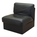 Pouf / fauteuil en cuir noir, design italien, années 60, fabrication : italie Pouf / fauteuil en cuir noir, design italien, années 60, fabrication : italie