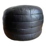 Pouf noir en cuir patchwork de sède Pouf noir en cuir patchwork de sède