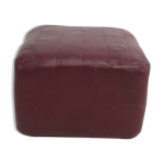 Pouf ou ottomane vintage bordeaux en patchwork de cuir 1960s Pouf ou ottomane vintage bordeaux en patchwork de cuir 1960s