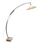 Rare lampadaire de parquet de style arco en aluminium bross, rflecteur conique en plastique blanc et ...