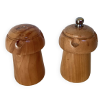 Salière et poivrier en bois figurant un bouchon de champagne Salière et poivrier en bois figurant un bouchon de champagne