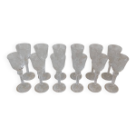 Srie de 12 verres  liqueur sur pied en cristal taill