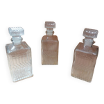 Série de 3 carafes whisky liqueur en verre moulé + bouchons vintage Série de 3 carafes whisky liqueur en verre moulé + bouchons vintage