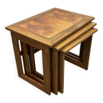 Série de 3 tables gigognes en teck et dessus carrelé années 70 Série de 3 tables gigognes en teck et dessus carrelé années 70