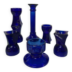 Série de 7 bougeoirs vintage à pied en verre bleu cobalt Série de 7 bougeoirs vintage à pied en verre bleu cobalt