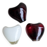 Série de trois vases en verre soufflé violine profond et blanc opalin Série de trois vases en verre soufflé violine profond et blanc opalin