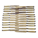Service de 24 couteaux de table art dco manche corne et argent
