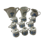 Service à café en porcelaine blanche motif roses bleues art deco Service à café en porcelaine blanche motif roses bleues art deco