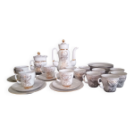 Service à café en porcelaine lomonosov 29 pièces, motifs moulés rehaussés d'or 24 carats Service à café en porcelaine lomonosov 29 pièces, motifs moulés rehaussés d'or 24 carats