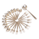 Service mtal argent 12 cuillres soupe, 12 fourchettes et louche.
