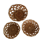 Set de trois corbeilles en rotin anciennes