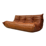 Sofa togo en cuir cognac attribu� � michel ducaroy pour ligne roset.