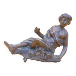 Statuette en bronze figurant une femme