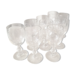Suite de 10 verres a goutte ou digestif sur pied en cristalin taille