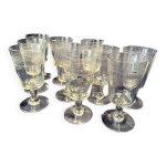 Suite de 10 verres a vin rouge a decor tournant grave