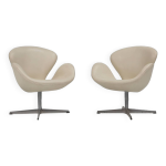 Suite de deux chaises swan en cuir par arne jacobsen pour fritz hansen
