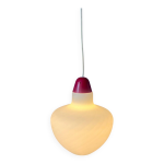 Suspension en verre opalin vintage avec haut rouge et cache plafond Suspension en verre opalin vintage avec haut rouge et cache plafond