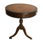 Table d appoint guéridon 3 tiroirs plateau cuir patte de lion en bronze Table d appoint guéridon 3 tiroirs plateau cuir patte de lion en bronze