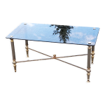 Table basse des années 70 de style néo - classique piètement métal doré et chromé plateau verre fumé Table basse des années 70 de style néo - classique piètement métal doré et chromé plateau verre fumé