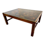 Table basse en bois exotique, garniture laiton et planisphère sous verre. Table basse en bois exotique, garniture laiton et planisphère sous verre.