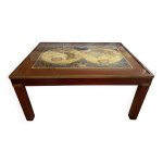 Table basse bois et laiton avec planisph�re sous verre