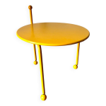 Table basse, desserte tripode en mtal jaune par tord bjorklund pour ikea, vers 1980