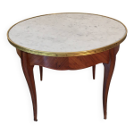 Table basse avec un dessus de marbre blanc veiné Table basse avec un dessus de marbre blanc veiné