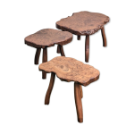 Table basse et deux tabourets brutalistes en loupe d'orme massif Table basse et deux tabourets brutalistes en loupe d'orme massif