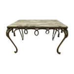 Table basse en fer forgé martelé plateau en marbre brèche xx siècle Table basse en fer forgé martelé plateau en marbre brèche xx siècle