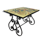Table basse fer forgé plateau porcelaine peint d'une scène provençale vintage 60s / 70s Table basse fer forgé plateau porcelaine peint d'une scène provençale vintage 60s / 70s
