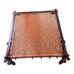 Table basse indienne en bois sculpt monte sur ancienne charrue