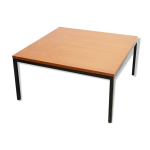 Table basse moderniste carrée vintage en teck et en métal Table basse moderniste carrée vintage en teck et en métal