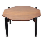 Table basse moderniste italienne en teck et métal laqué, années 1950 Table basse moderniste italienne en teck et métal laqué, années 1950