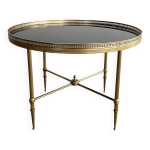 Table basse ronde en laiton et plateau de verre laqué noir de la maison jansen Table basse ronde en laiton et plateau de verre laqué noir de la maison jansen